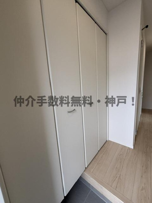 【収納】 | 神戸市西区池上5丁目 　新築戸建3号棟　仲介手数料無料！ | 収納もある玄関です