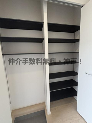 【収納】 | 神戸市西区池上5丁目 　新築戸建3号棟　仲介手数料無料！ | 収納もある玄関です
