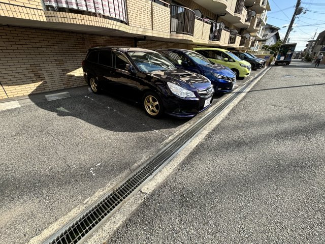 サンフラッツ南桜塚の駐車場