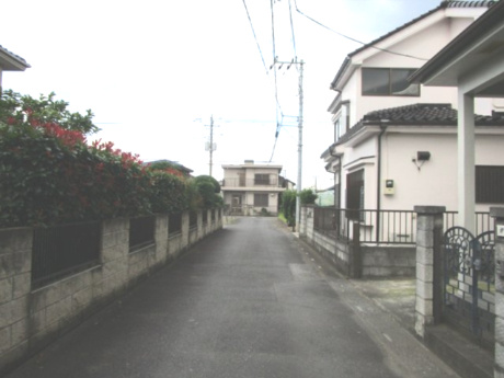 北本市東間７丁目　中古戸建の前面道路含む現地写真