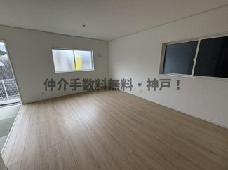 【居間・リビング】 | 神戸市西区池上5丁目 　新築戸建4号棟　仲介手数料無料！ | ゆったり過ごせる居間です