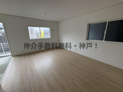 【居間・リビング】 | 神戸市西区池上5丁目 　新築戸建4号棟　仲介手数料無料！ | ゆったり過ごせる居間です