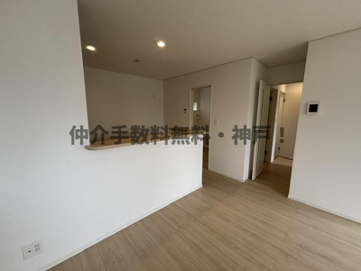 【居間・リビング】 | 神戸市西区池上5丁目 　新築戸建4号棟　仲介手数料無料！ | ゆったりとした居間です