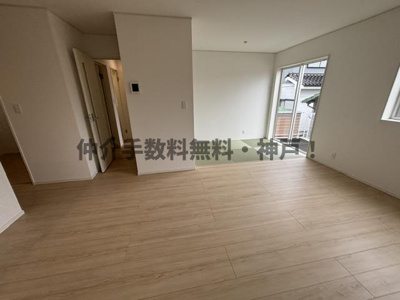 【居間・リビング】 | 神戸市西区池上5丁目 　新築戸建4号棟　仲介手数料無料！ | ゆったり過ごせるリビングです