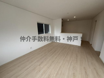 【居間・リビング】 | 神戸市西区池上5丁目 　新築戸建4号棟　仲介手数料無料！ | 居間です