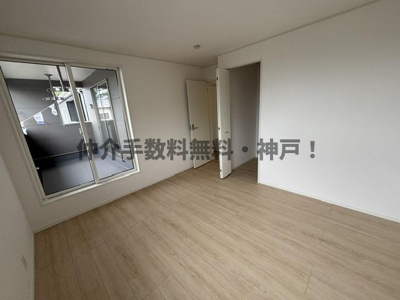 【洋室】 | 神戸市西区池上5丁目 　新築戸建4号棟　仲介手数料無料！ | 広々とした洋室です