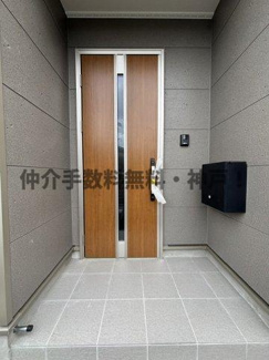 【玄関】 | 神戸市西区池上5丁目 　新築戸建4号棟　仲介手数料無料！ | 明るい玄関です
