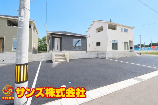 郡山市田村町東山１丁目第1　　　５号棟　　　守山小学校、守山中学区の外観|南西側から見た駐車場を含む外観♪