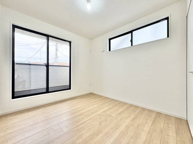中野町2期の洋室|2F 約5.2帖の洋室は窓が大きくバルコニーへの行き来もできますよ。