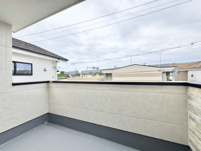 中野町2期のバルコニー|8.1帖の洋室につながるバルコニーはお天気の良い日にお布団などが干せますね。
