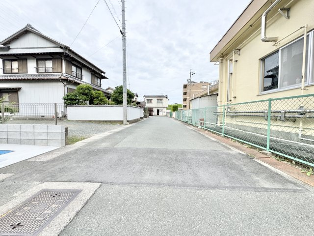 中野町2期の前面道路含む現地写真|前面道路を東側から西側に向けて撮影しました。