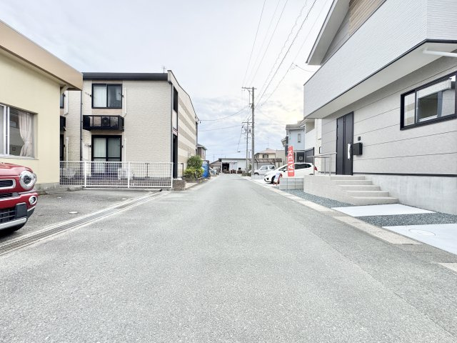 中野町2期の前面道路含む現地写真|前面道路を西側から東側に向けて撮影しました。