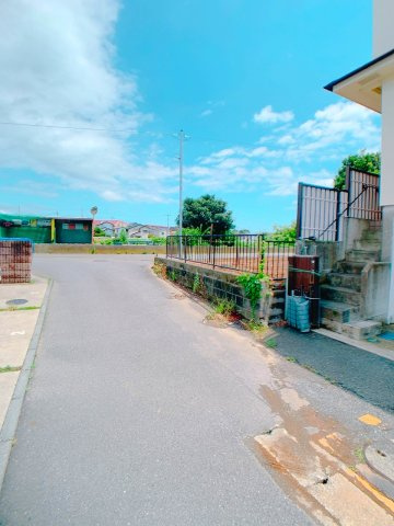 【前面道路含む現地写真】 | ◇◆平塚市長持 売地◆◇ | 北側道路。東側は開放的な眺望が広がります♪
