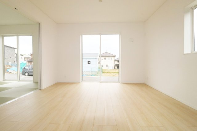 郡山市田村町東山１丁目第1　　　６号棟　　　守山小学校、守山中学区の居間・リビング