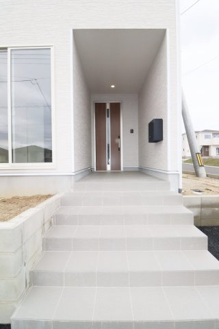 郡山市田村町東山１丁目第1　　　６号棟　　　守山小学校、守山中学区の玄関