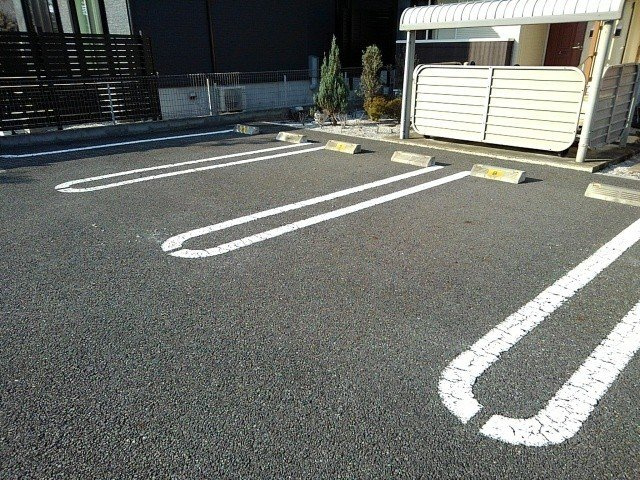 ミモザヴィレッジ弐番館の駐車場