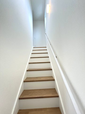 【内装】 | 糟屋郡志免町南里3丁目1期　1号棟（全1棟）【仲介手数料無料・0円】 | 現地写真。2階へ上がる階段です。手摺もついて安全ですね。