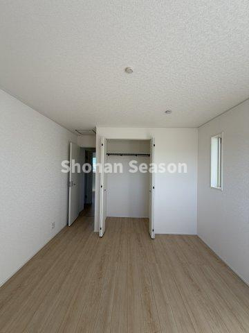 【現地画像あり】平塚市東真土第10　新築戸建　全１棟の洋室|全室収納を備えており、各部屋に荷物をすっきりと片付けられます◎