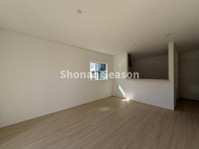 【現地画像あり】平塚市東真土第10　新築戸建　全１棟の居間・リビング|対面式キッチンで、お料理中もご家族との会話が弾みます◎