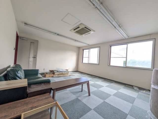 鈴木ビルの洋室