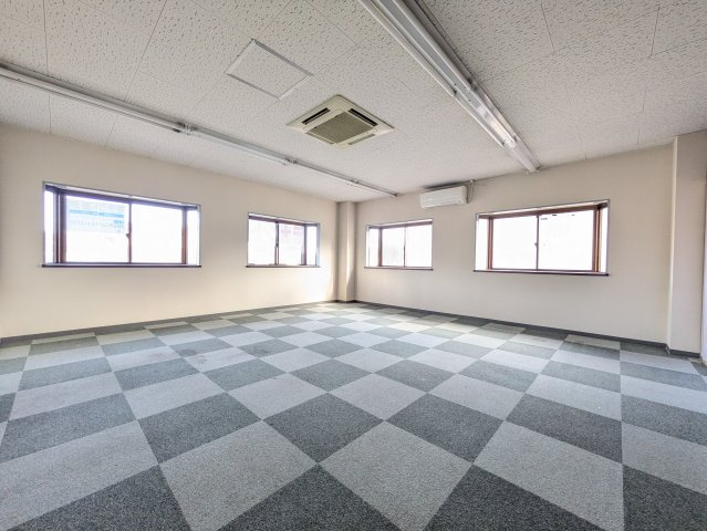 鈴木ビルの洋室