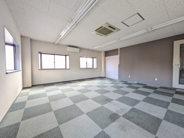 鈴木ビルの洋室