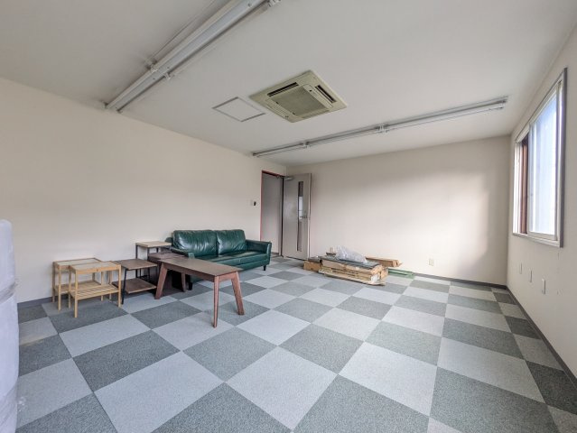 鈴木ビルの洋室