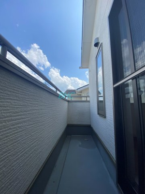 【バルコニー】 | 石山寺４丁目 | 気持ちのいい空が見渡せる広いバルコニー。爽やかな風を感じて、心躍る素敵な暮らしがはじまります。