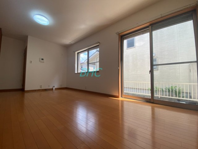 【居間・リビング】 | 石山寺４丁目 | 上質な時間を育む暮らしのメインステージ。寛ぎとコミュニケーションを育む居心地のよい場所。家族との時間、自分の時間共に大切にできる空間がここにあります。