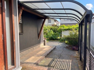 【その他】 | 中古一戸建　玉島阿賀崎三丁目　4LDK+S | 玄関横にはテラス屋根があります。お子様の自転車や畑仕事の用具なども置いておくことができます。