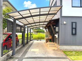 【駐車場】 | 中古一戸建　玉島阿賀崎三丁目　4LDK+S | 駐車スペースは縦列2台分。