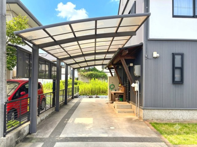 【駐車場】 | 中古一戸建　玉島阿賀崎三丁目　4LDK+S | 駐車スペースは縦列2台分。