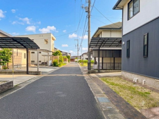 【前面道路含む現地写真】 | 中古一戸建　玉島阿賀崎三丁目　4LDK+S | 前面道路は北側、幅員約4.5ｍの公道です。