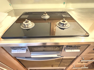 【キッチン】 | 中古一戸建　玉島阿賀崎三丁目　4LDK+S | 使いやすい3口ガスコンロを採用。グリル付きで焼き魚も手軽に調理できます。複数の料理を同時進行できるので、毎日の料理がぐっとはかどります。