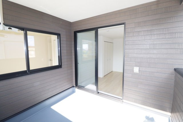 郡山市田村町東山１丁目第1　　　７号棟　　　守山小学校、守山中学区のバルコニー|※同社施工例