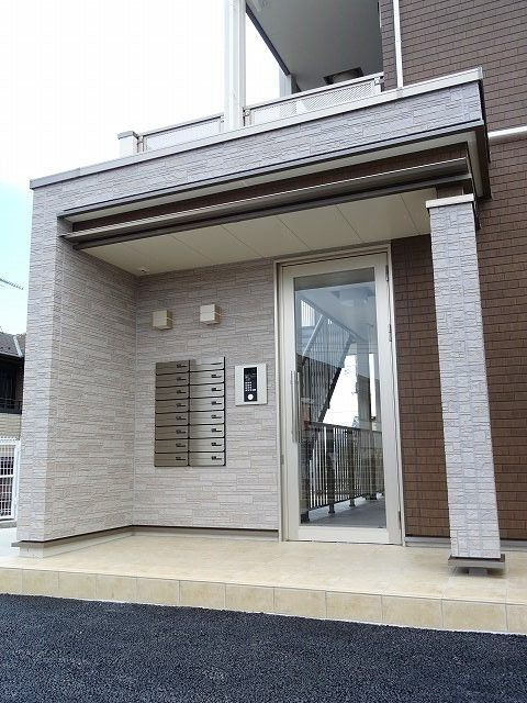 あきる野市小川のアパートのエントランス