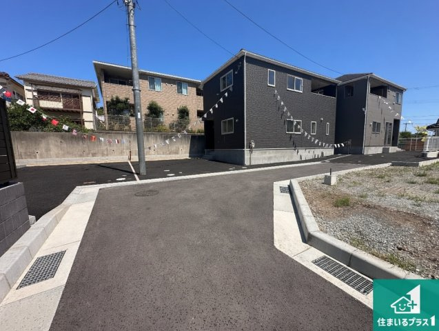 神戸市西区池上　第4期　新築一戸建ての前面道路含む現地写真|周辺は閑静な住宅街！前面道路広々で車の出し入れも便利です。駐車が苦手な方でも安心して車庫入れできます！
