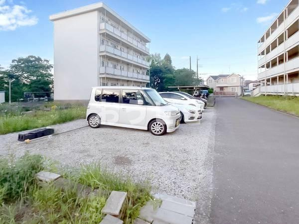 ビレッジハウス善部４号棟の駐車場