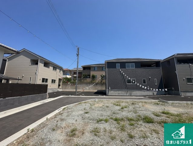 神戸市西区池上　第4期　新築一戸建ての前面道路含む現地写真|周辺は閑静な住宅街！前面道路広々で車の出し入れも便利です。駐車が苦手な方でも安心して車庫入れできます！
