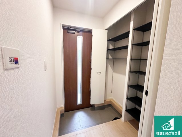 神戸市西区池上　第4期　新築一戸建ての玄関|シューズボックスにはたくさんの靴が収納できるので玄関周りはいつもスッキリ！ご家族が増えても安心！