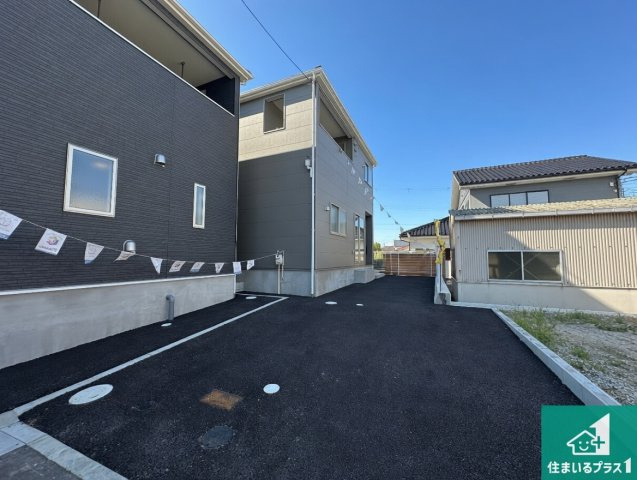 神戸市西区池上　第4期　新築一戸建ての前面道路含む現地写真|周辺は閑静な住宅街！前面道路広々で車の出し入れも便利です。駐車が苦手な方でも安心して車庫入れできます！