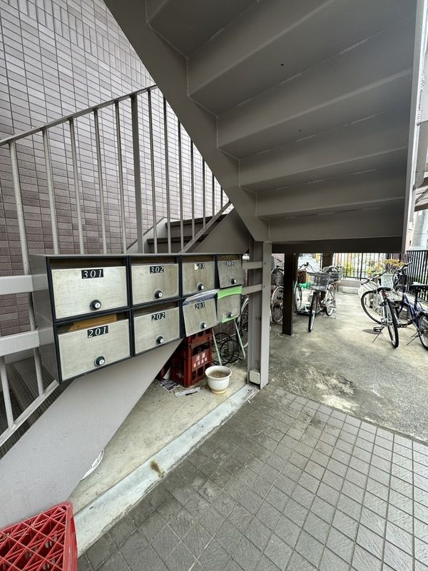 山源水産ビルのエントランス