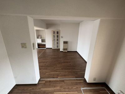 【居間・リビング】 | エステート夏見住宅2号棟 | こちらの居間で趣味の時間をお楽しみください