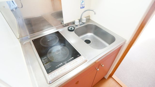 レオパレス武生のキッチン|安心安全の電気コンロ　2口