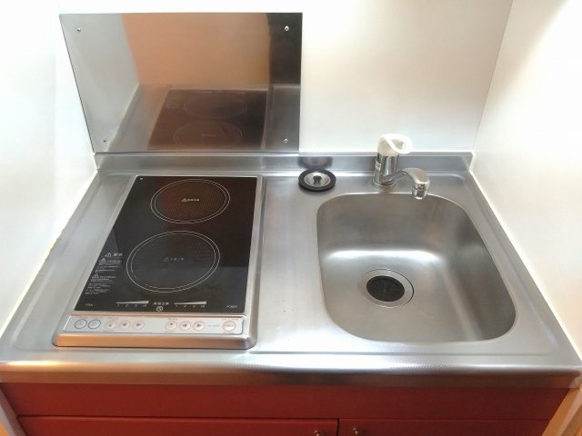 レオパレスプチＫのキッチン|安心安全の電気コンロ　2口