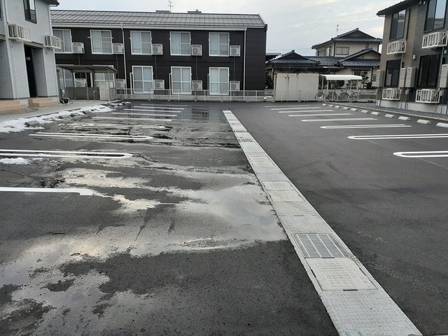 コンフォール・アイリスの駐車場|駐車場完備です