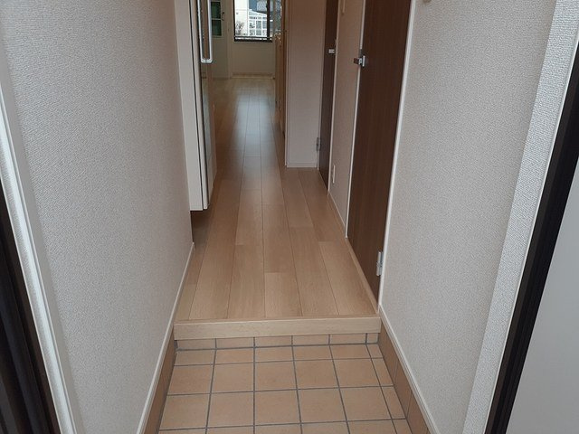 ヴィラ　ラルーチェの玄関|収納もある玄関です
