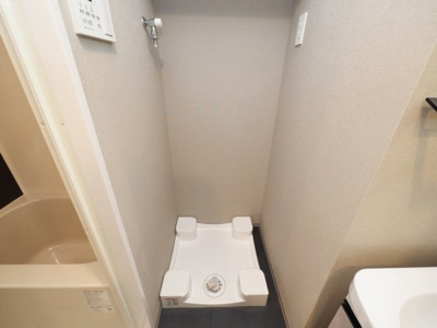 【設備】 | Live Flat Tsukamoto | 洗濯機置き場です