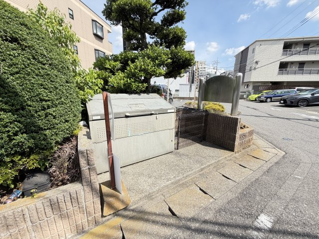 ロイヤル南流山の駐車場