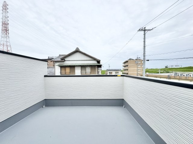中野町2期のバルコニー|バルコニーは広くお天気の良い日には気持ちよくお布団などが干せちゃいます☆